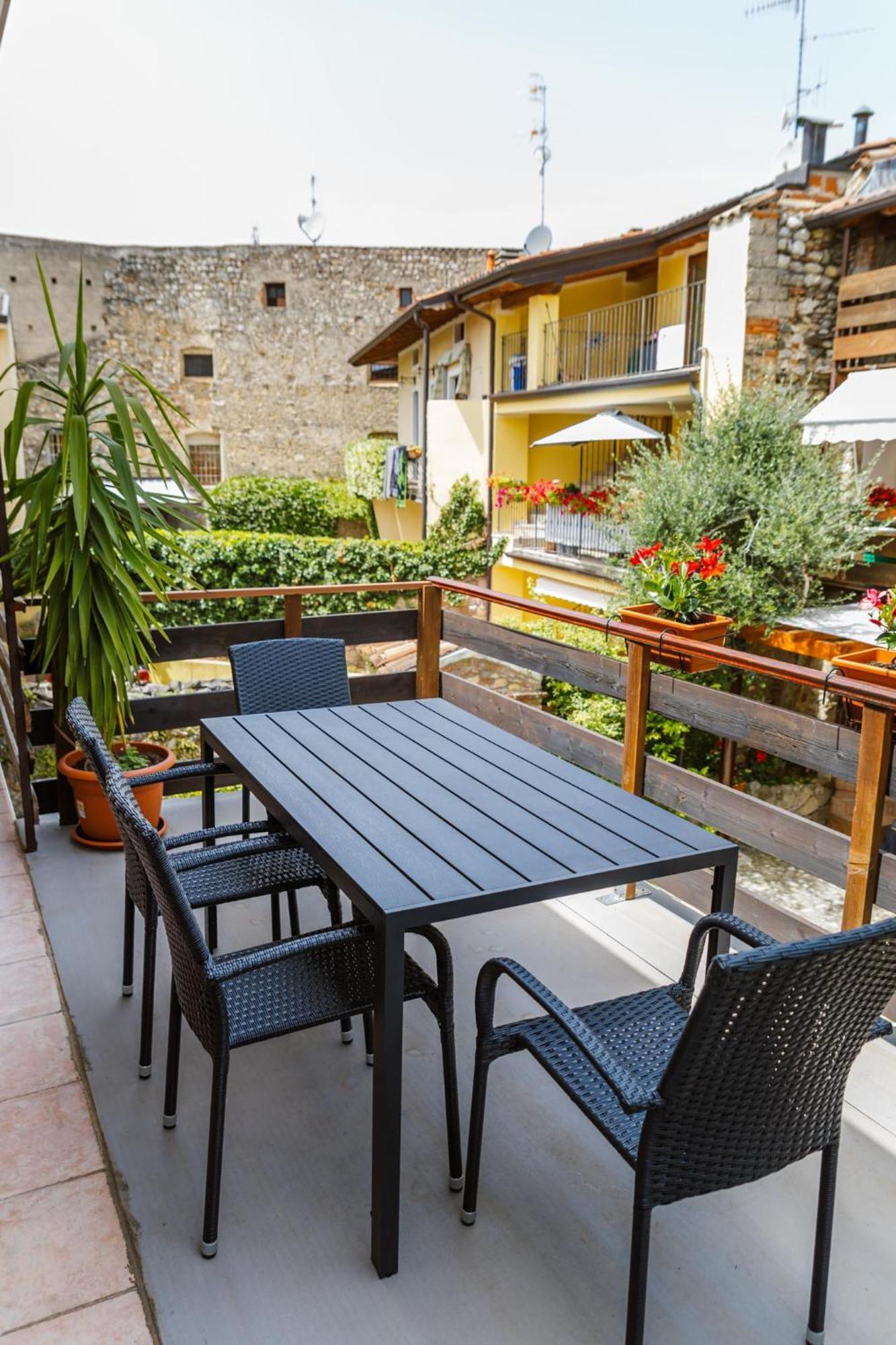 Cozy Castello Apartment Manerba del Garda Luaran gambar