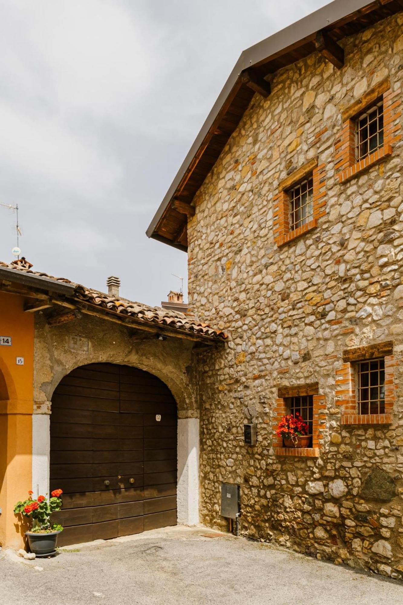 Cozy Castello Apartment Manerba del Garda Luaran gambar